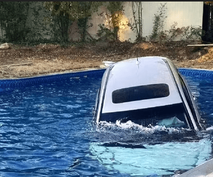 Suv_in_Pool